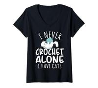 Mujer Funny I Never Crochet Alone I Have Cats Crochet Lover Camiseta Cuello V