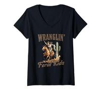 Mujer Funny Mom Riding. Western Cowboy Mama Wranglin Feral Kids Camiseta Cuello V