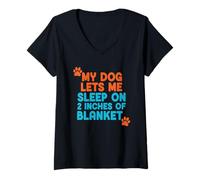 Mujer Funny My Dog Lets Me Sleep On 2 Pulgadas De Manta Camiseta Cuello V