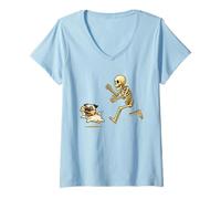 Mujer Funny Pug Dog Halloween Steal Bone Skeleton Chase Spooky Pug Camiseta Cuello V