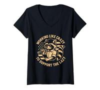 Mujer Funny Working Like Crazy To Support The Lazy US Flag Raccoon Camiseta Cuello V