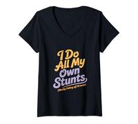 Mujer Hago todas mis propias acrobacias principalmente cayendo escobas Halloween Camiseta Cuello V