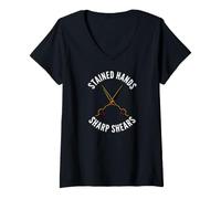 Mujer Hairstylist Stained Hands Sharp Shears Cosmetologist Camiseta Cuello V