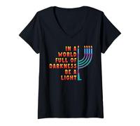 Mujer Hanukkah Menorah En un Mundo Lleno de Oscuridad Sé una luz Camiseta Cuello V