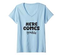 Mujer Here Comes Trouble Juguetón Travieso Humorístico Divertido Frase Camiseta Cuello V