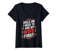 Mujer Hold On, I Need to Ask My Wife First - Camiseta Divertida para maridos Camiseta Cuello V