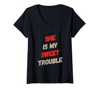Mujer Humor Gracioso Texto Gente Divertida Funny She Is My Sweet Trouble Camiseta Cuello V