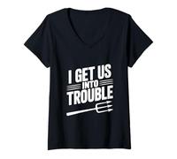 Mujer I Get Us Into Trouble - Cita Divertida para reuniones de Amigos Camiseta Cuello V