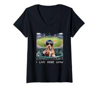Mujer I Live Here Now Funny Pitbull Funny Baseball Field Meme Camiseta Cuello V