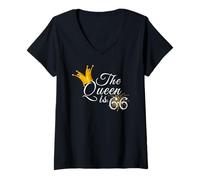 Mujer Ideas de regalos de fiesta de cumpleaños número 66 para ella La reina es 66 Camiseta Cuello V
