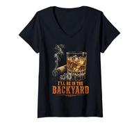 Mujer I'Ll Be In The Backyard Funny Cigar Bourbon Whiskey Lover Camiseta Cuello V