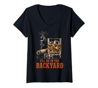 Mujer I'Ll Be In The Backyard Funny Cigar Bourbon Whiskey Lover Camiseta Cuello V