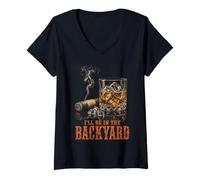 Mujer I'Ll Be In The Backyard Funny Cigar Bourbon Whiskey Lover Camiseta Cuello V