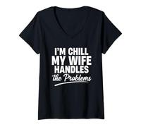 Mujer Im Chill Mi Esposa maneja los Problemas Camiseta Cuello V