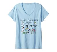 Mujer In a Field of Roses She is a Wildflower Hummingbird Floral Camiseta Cuello V