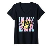 Mujer In My 8th Grade Era Funny Back To School Groovy Teacher Mom Camiseta Cuello V