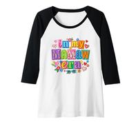 Mujer In My Memaw Era Funny Magazine Cut Paper Style Día de la Madre Camiseta Manga Raglan