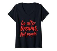 Mujer Ir tras los sueños, no las personas - Arte manuscrito motivacional Camiseta Cuello V