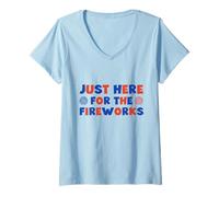 Mujer Justo aquí para los fuegos artificiales Día de la Independencia Patriótica 4 de julio Camiseta Cuello V