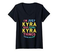 Mujer Kyra Here Doing Kyra Things Funny Kyra Nombre Camiseta Cuello V