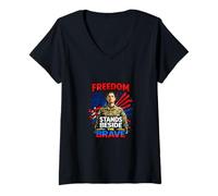 Mujer La Libertad está al Lado del Valiente Tributo patriótico Camiseta Cuello V