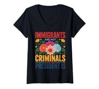 Mujer Los inmigrantes no Son Criminales Cita de activismo Floral Camiseta Cuello V