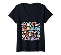 Mujer Made of Sarcasm and Soft Cries Mezcla Emocional Oscura - Camiseta Cuello V