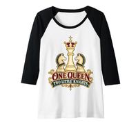 Mujer Mamá de Dos niños Una Reina Dos pequeños Caballeros ajedrez Camiseta Manga Raglan