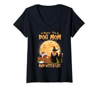 Mujer Meciendo al Perro Mamá y Bruja Vida San Bernardo Halloween Camiseta Cuello V
