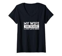 Mujer Mi Esposa Dirige la casa Que Acabo de Vivir aquí Camiseta Cuello V