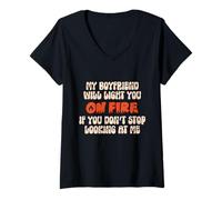 Mujer Mi Novio te encenderá Fuego Humor Divertido para Parejas Camiseta Cuello V