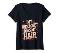 Mujer Mi oncólogo hace mi diseño de cabello Camiseta Cuello V