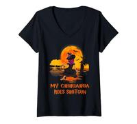 Mujer My Chihuahua Rides Shotgun Dog and Witch Funny Halloween Camiseta Cuello V