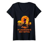 Mujer My Labrador Retriever Rides Shotgun Dog and Witch Halloween Camiseta Cuello V