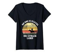 Mujer Nadie es Ilegal en Regalos de Tierras robadas para nativos Americanos Camiseta Cuello V