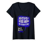 Mujer Never Kiss Mom on Fathers Day Camiseta Cuello V