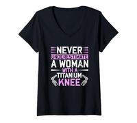 Mujer Never Underestimate A Woman with A Titanium Knee Replacement Camiseta Cuello V