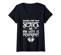 Mujer No asustes a mi Esposa está Embarazada Halloween, Divertido Embarazo, papá Camiseta Cuello V