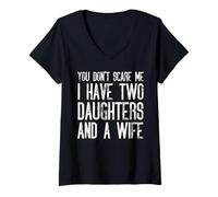 Mujer No me asustas, tengo dos hijas y una esposa gracioso Camiseta Cuello V