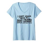Mujer No puedo discutir con mi mejor amiga que es más joven y joven Camiseta Cuello V