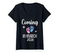 Mujer Nuevo bebé llegará en Marzo de 2026 Funny Baby Shower Niños Niñas Camiseta Cuello V