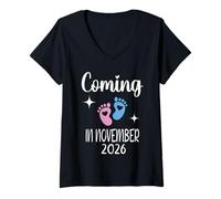 Mujer Nuevo bebé llegará en noviembre de 2026 Funny Baby Shower Boy Girl Camiseta Cuello V