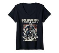 Mujer Nunca subestimes a un anciano con una moto de cross nacida en marzo Camiseta Cuello V
