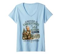 Mujer Nunca Subestimes a una anciana Que todavía acampa en Sus Setenta años Camiseta Cuello V