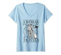 Mujer Nunca Subestimes a una anciana: Viajes, los años Sesenta Camiseta Cuello V