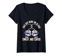 Mujer Orgullo Funny Dockworker Joke I This Guy Runs on Blood, Sweat Camiseta Cuello V