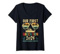 Mujer Our First Baecation 2025 Matching Couples Cruise Squad 2025 Camiseta Cuello V