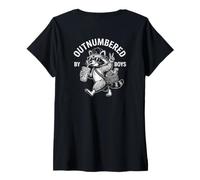 Mujer Outnumbered by Boys Mom of Boys Funny Mom Raccoon Humor Joke Camiseta Cuello V