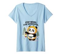 Mujer Panda feliz en sudadera con capucha peluda sosteniendo linterna en el bosque Camiseta Cuello V