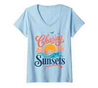 Mujer Persiguiendo Puestas de Sol, Estilo Retro, Playa y Ambiente costero Camiseta Cuello V